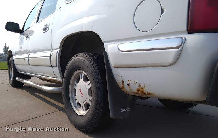 image for item DY0456 2001 GMC Yukon XL SUV