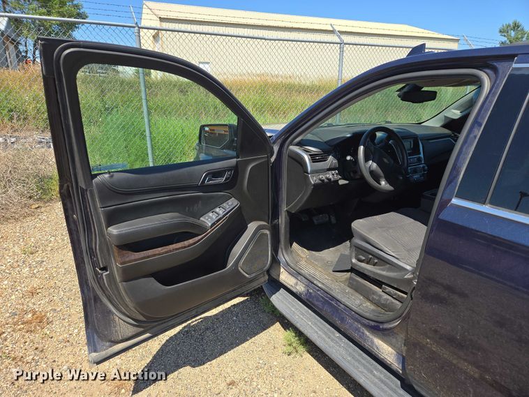 image for item DY0990 2017 Chevrolet Suburban SUV