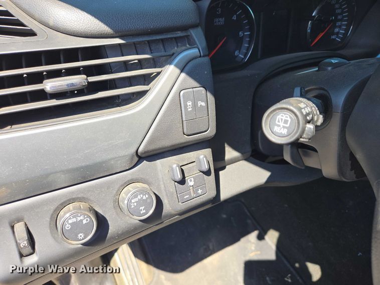 image for item DY0990 2017 Chevrolet Suburban SUV