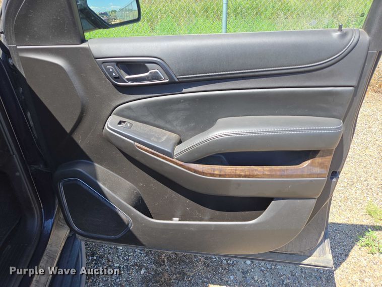 image for item DY0990 2017 Chevrolet Suburban SUV