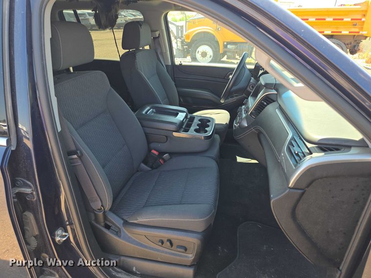 image for item DY0990 2017 Chevrolet Suburban SUV