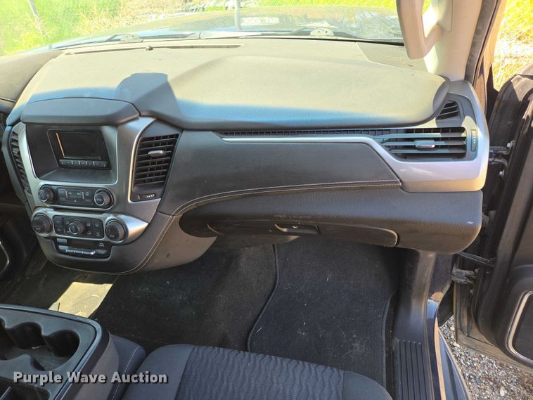 image for item DY0990 2017 Chevrolet Suburban SUV