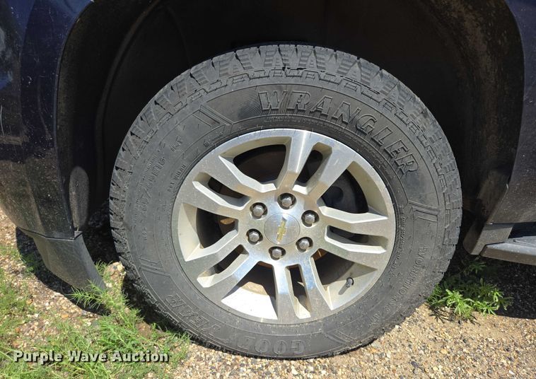 image for item DY0990 2017 Chevrolet Suburban SUV