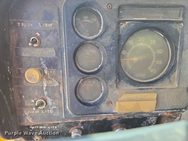 image for item DY0993 1979 International 1854 dump truck