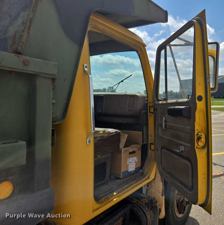 image for item DY0993 1979 International 1854 dump truck