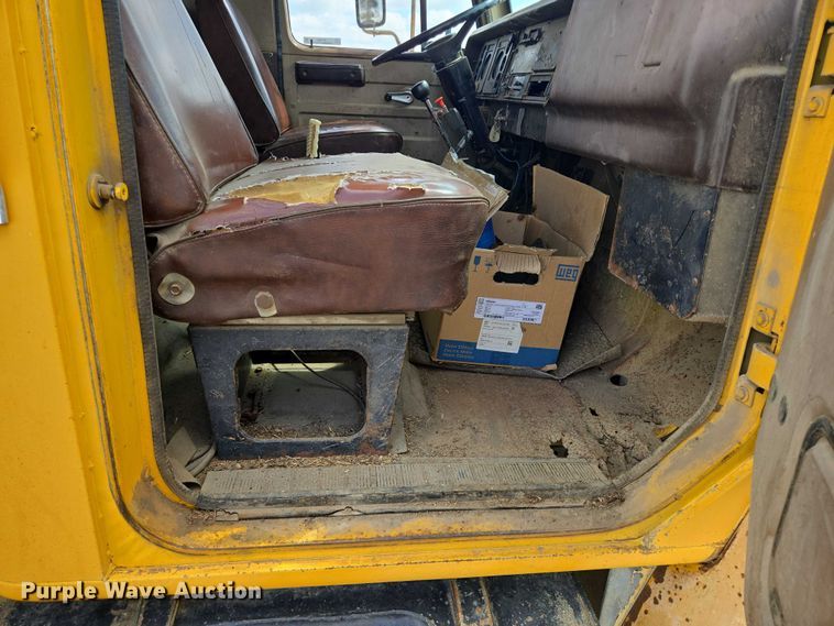 image for item DY0993 1979 International 1854 dump truck