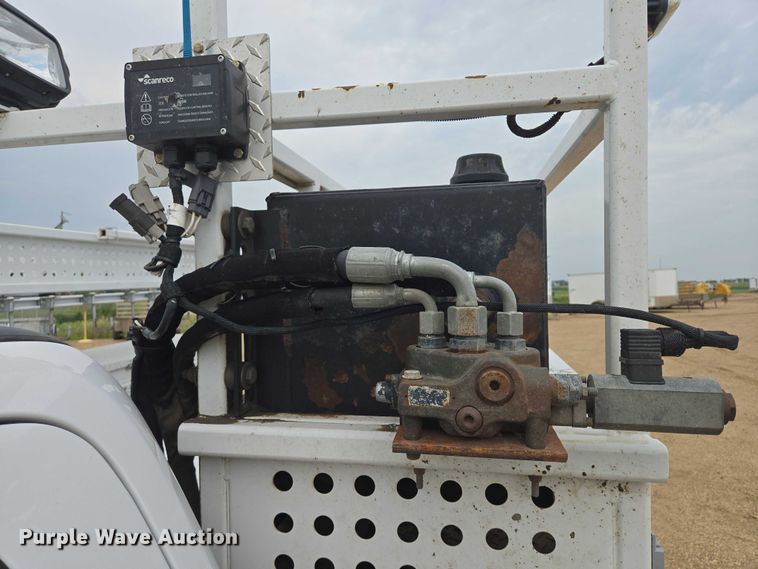 image for item DY1085 2017 Ford F550 Crew Cab utility / service truck