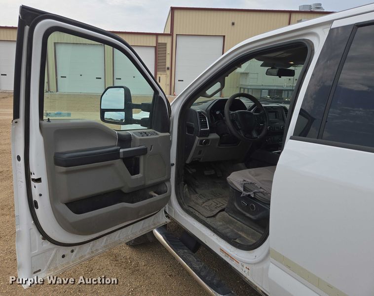 image for item DY1085 2017 Ford F550 Crew Cab utility / service truck