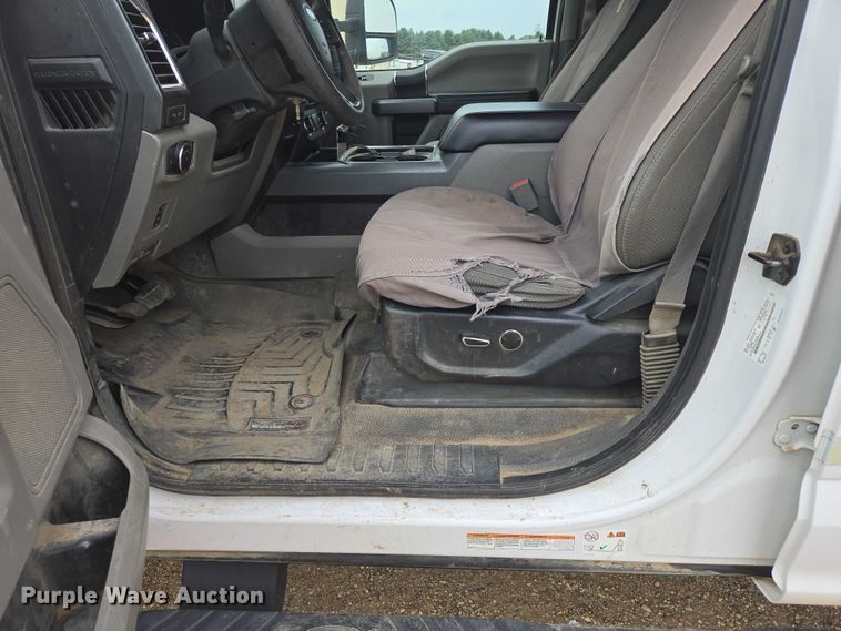 image for item DY1085 2017 Ford F550 Crew Cab utility / service truck