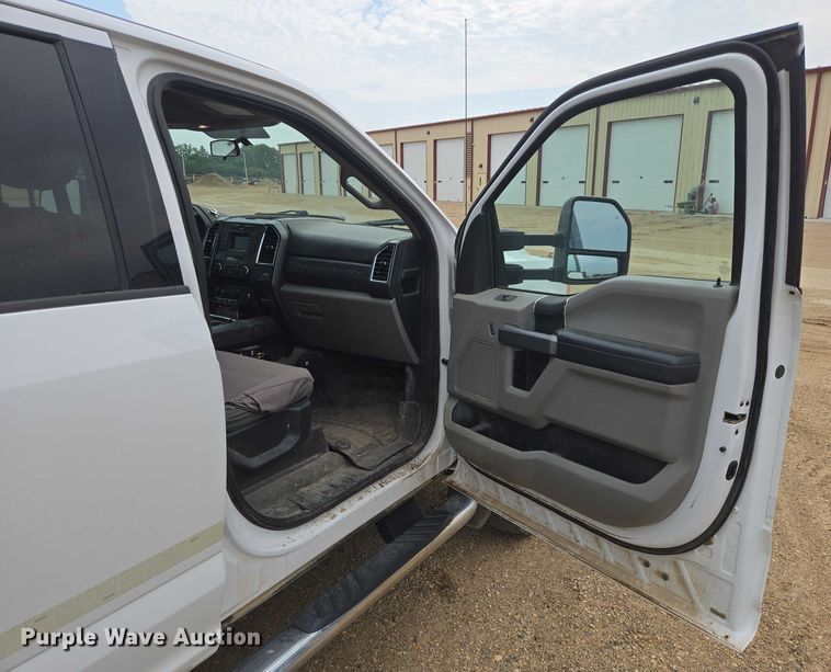 image for item DY1085 2017 Ford F550 Crew Cab utility / service truck