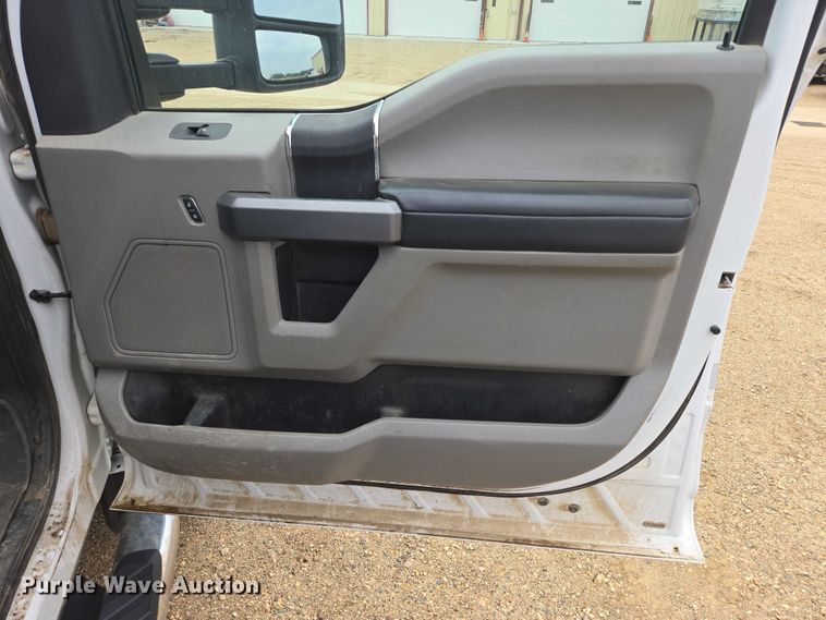 image for item DY1085 2017 Ford F550 Crew Cab utility / service truck