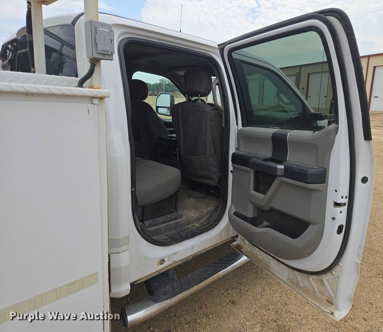 image for item DY1085 2017 Ford F550 Crew Cab utility / service truck