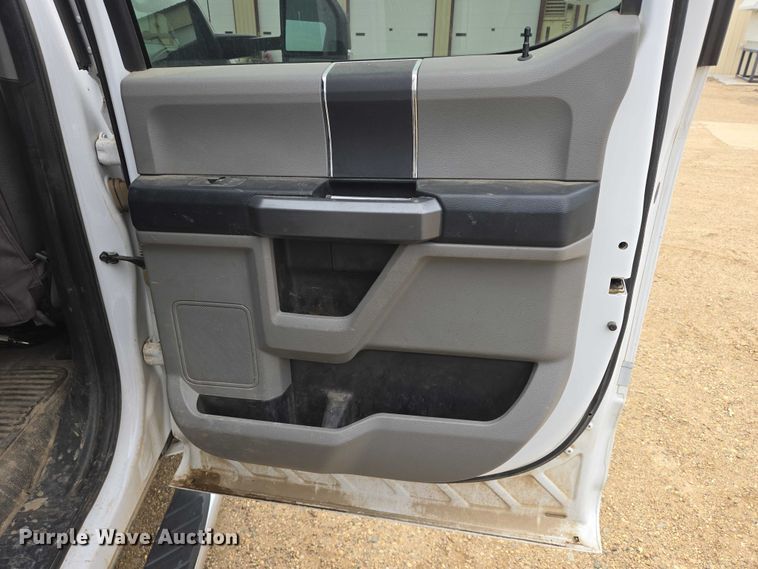 image for item DY1085 2017 Ford F550 Crew Cab utility / service truck