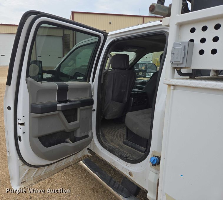 image for item DY1085 2017 Ford F550 Crew Cab utility / service truck