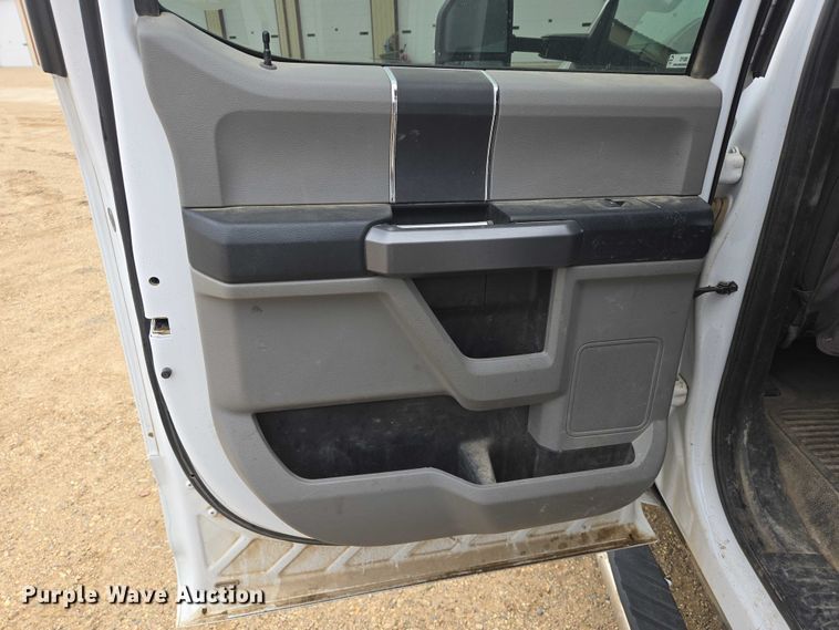 image for item DY1085 2017 Ford F550 Crew Cab utility / service truck