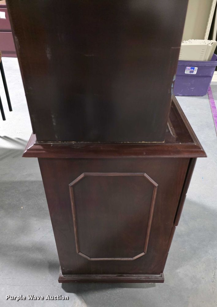 image for item DZ6063 Hutch