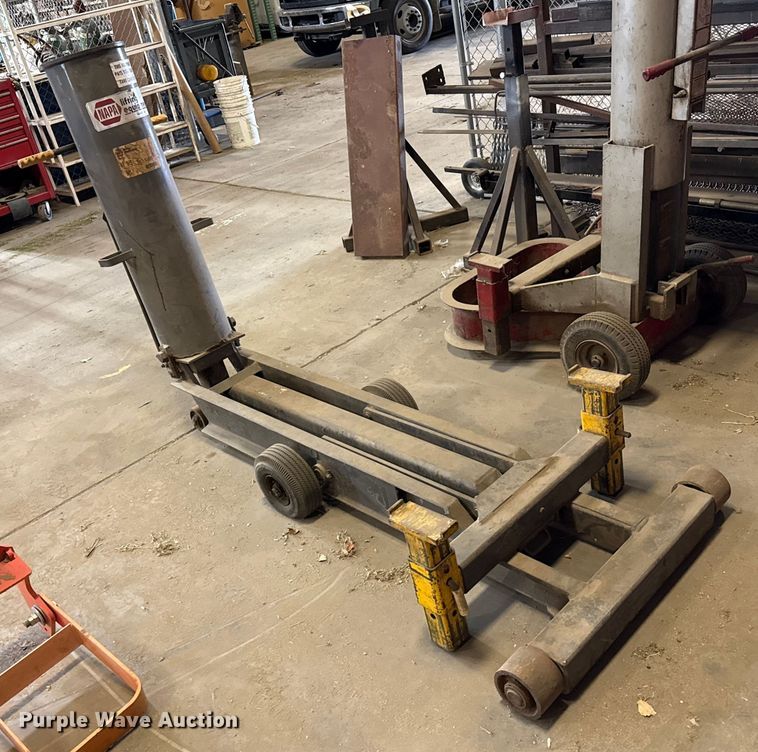 image for item DZ8775 (2) pneumatic jacks