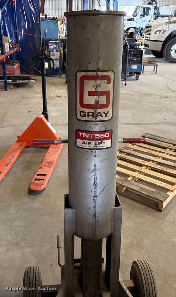 image for item DZ8775 (2) pneumatic jacks