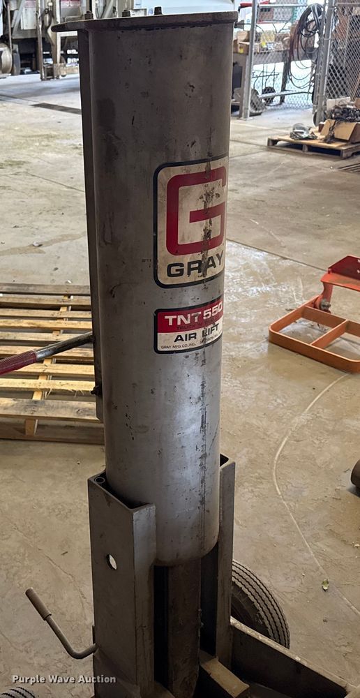 image for item DZ8775 (2) pneumatic jacks