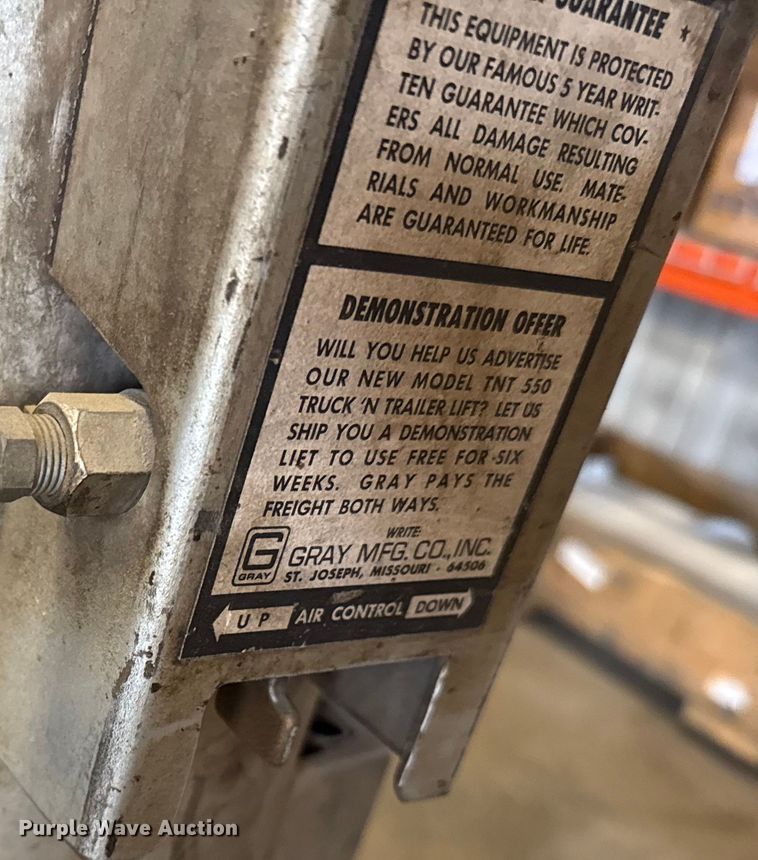 image for item DZ8775 (2) pneumatic jacks