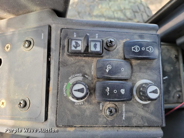 image for item EA2513 2014 John Deere 672G motor grader