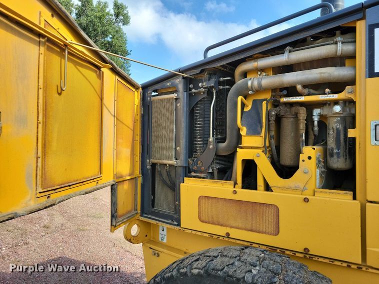 image for item EA2513 2014 John Deere 672G motor grader