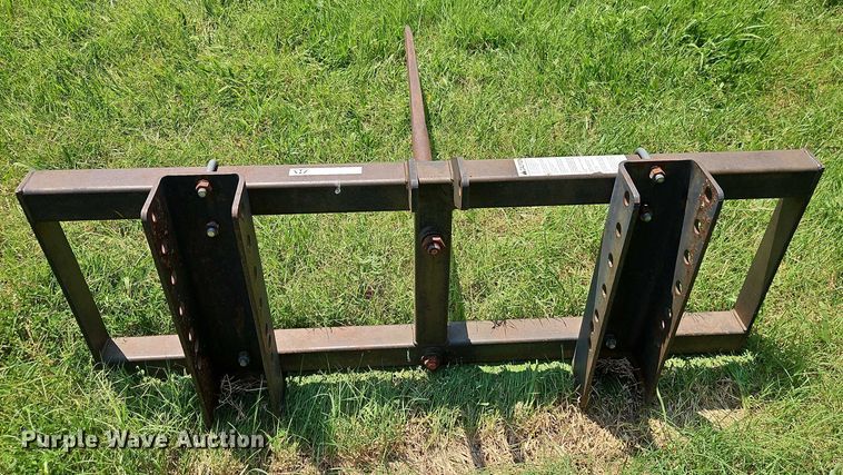 image for item EB8211 Three point bale spear