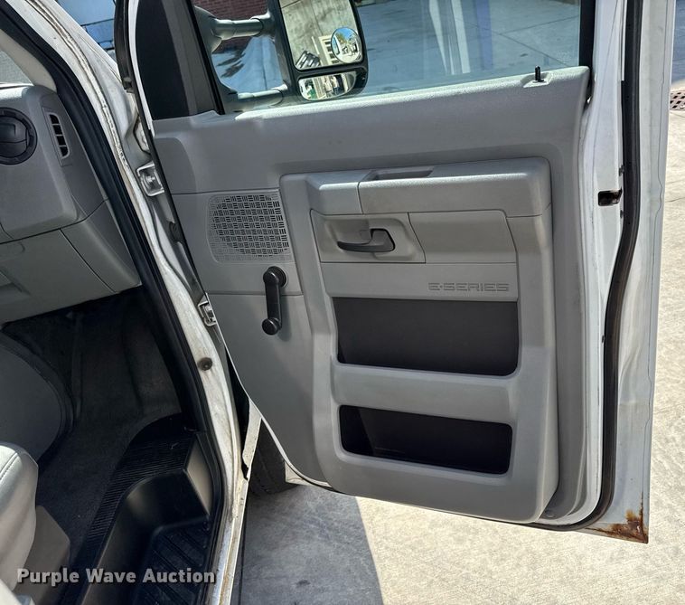 image for item ED4401 2010 Rockport Ford E350 box truck