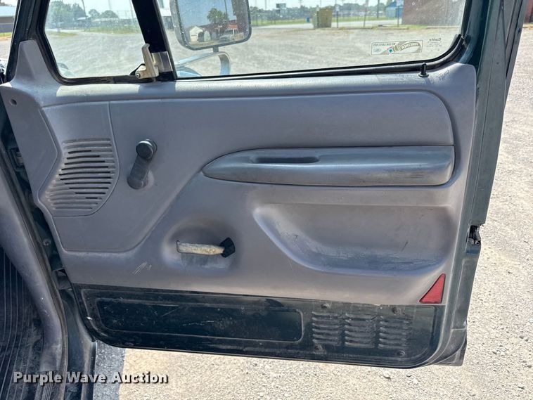 image for item ED4428 1994 Ford F150 pickup truck