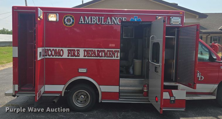 image for item EF1855 2006 Ford E450  ambulance