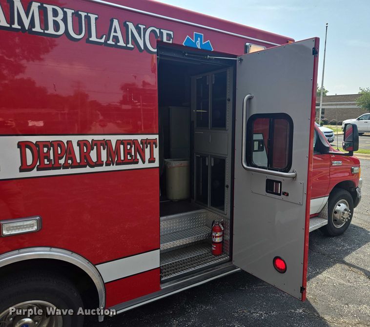 image for item EF1855 2006 Ford E450  ambulance