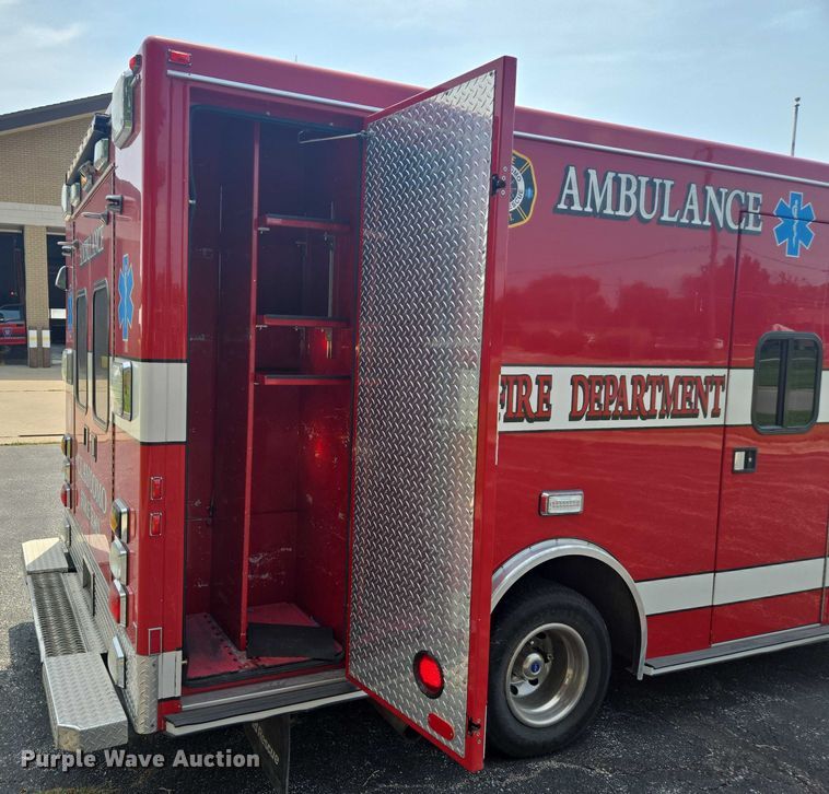 image for item EF1855 2006 Ford E450  ambulance