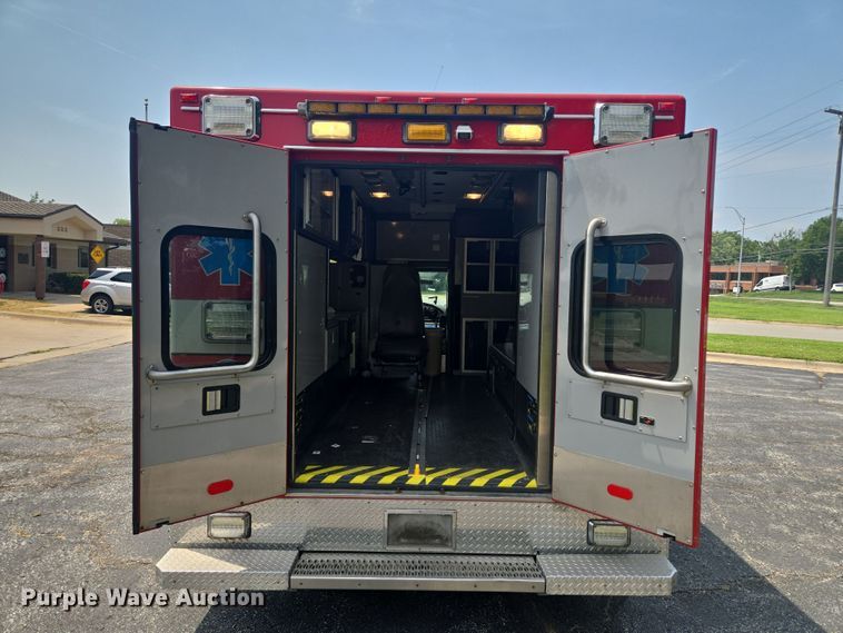 image for item EF1855 2006 Ford E450  ambulance