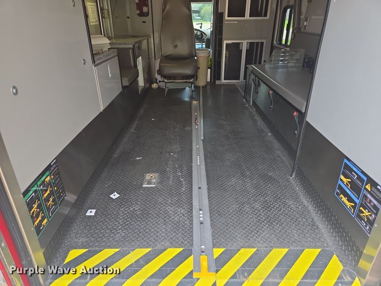 image for item EF1855 2006 Ford E450  ambulance