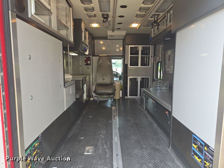 image for item EF1855 2006 Ford E450  ambulance