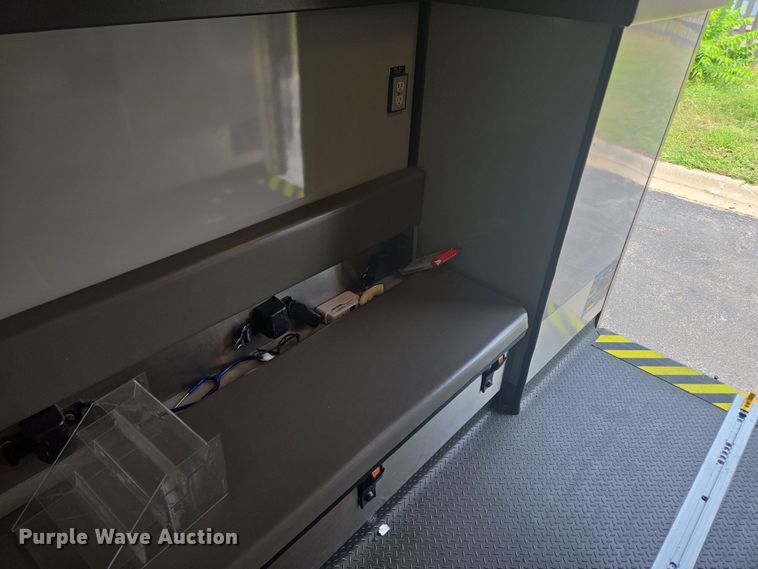 image for item EF1855 2006 Ford E450  ambulance