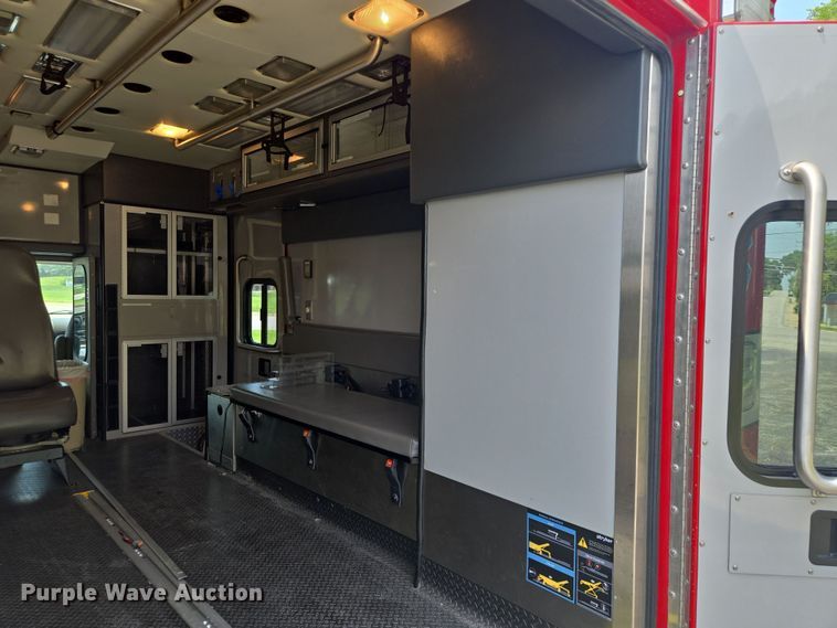 image for item EF1855 2006 Ford E450  ambulance