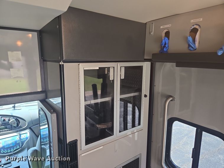 image for item EF1855 2006 Ford E450  ambulance