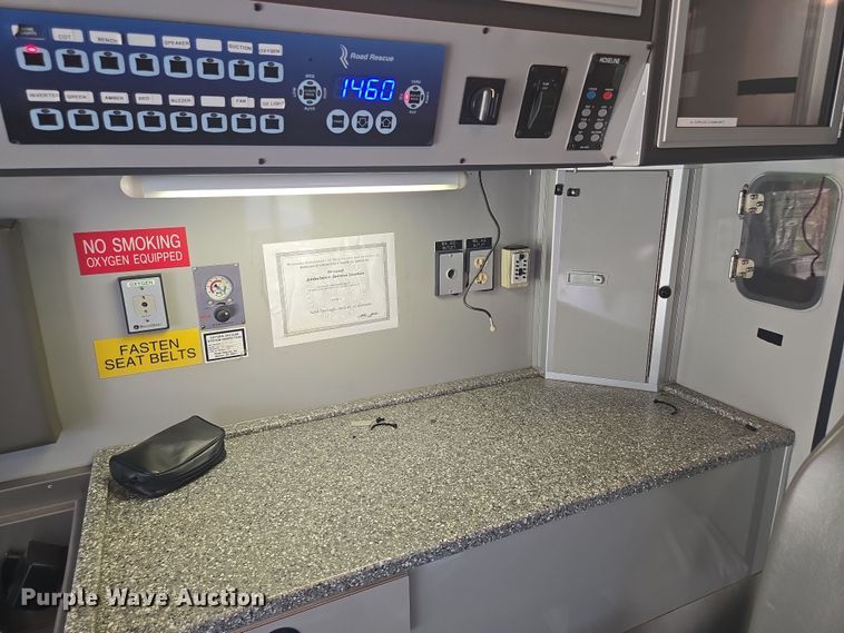 image for item EF1855 2006 Ford E450  ambulance