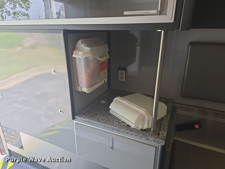 image for item EF1855 2006 Ford E450  ambulance