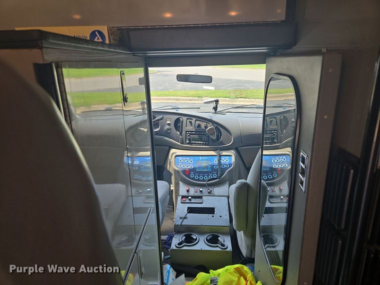 image for item EF1855 2006 Ford E450  ambulance