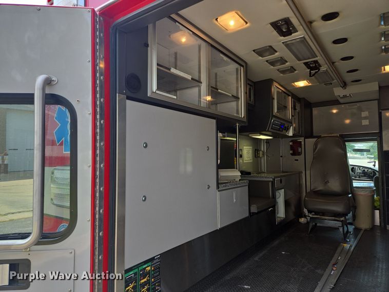 image for item EF1855 2006 Ford E450  ambulance