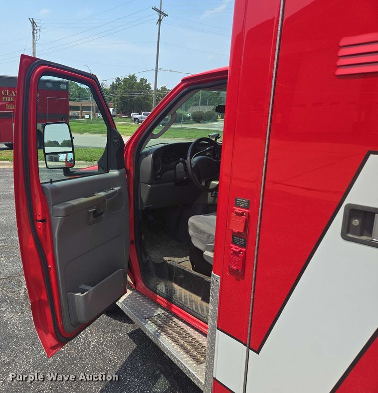 image for item EF1855 2006 Ford E450  ambulance