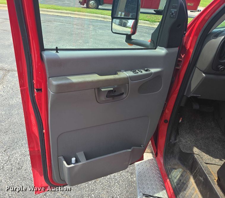 image for item EF1855 2006 Ford E450  ambulance