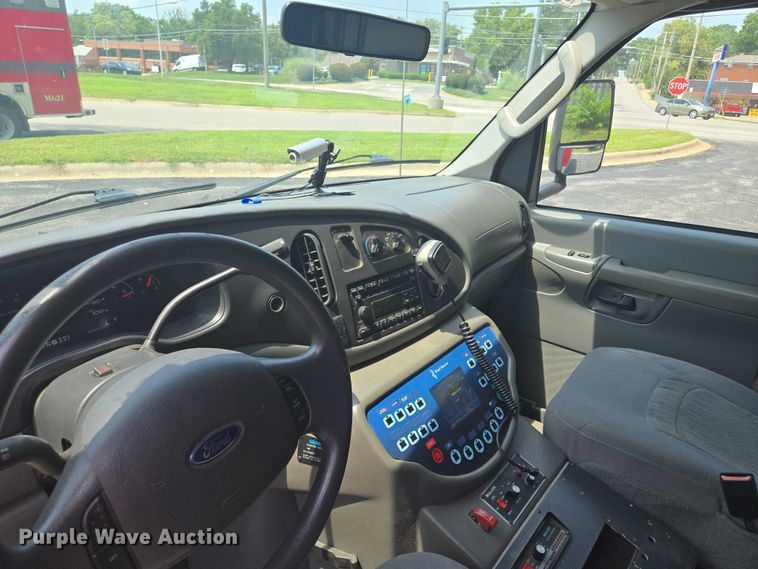 image for item EF1855 2006 Ford E450  ambulance