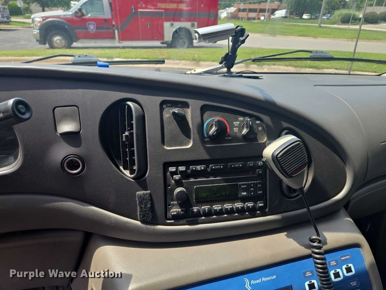 image for item EF1855 2006 Ford E450  ambulance