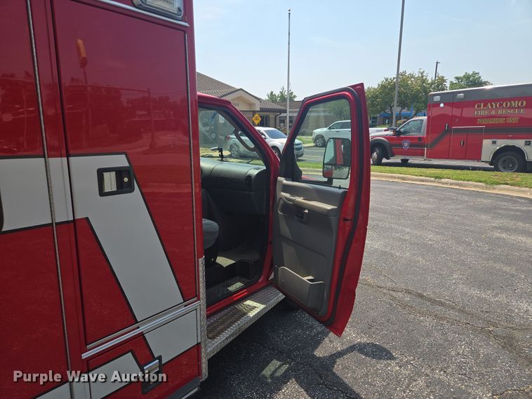 image for item EF1855 2006 Ford E450  ambulance