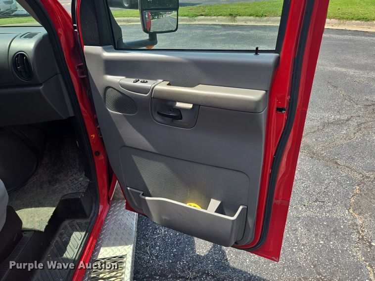 image for item EF1855 2006 Ford E450  ambulance