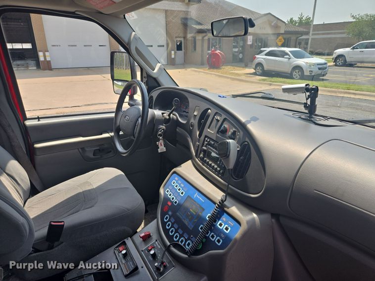 image for item EF1855 2006 Ford E450  ambulance