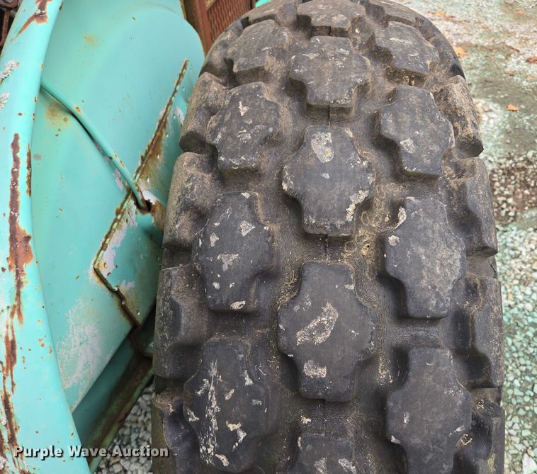 image for item EF1910 1980 Ford 4100 tractor